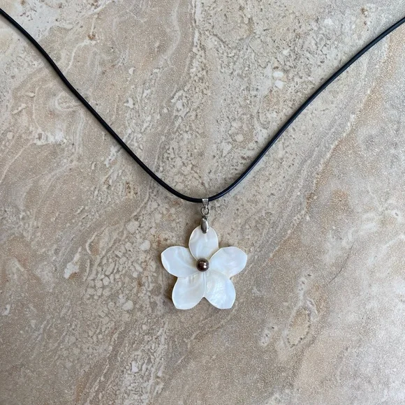NWOT Seashell White Flower Pendant Necklace (18” Cord) - Picture 2 of 5